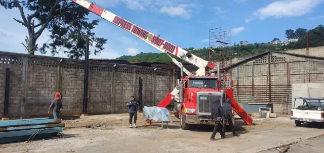 Camión grúa hidráulica en maniobra de izaje