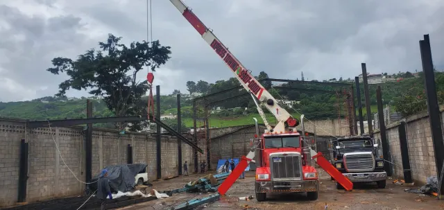 Camión grúa hidráulica extendida durante una maniobra de izaje